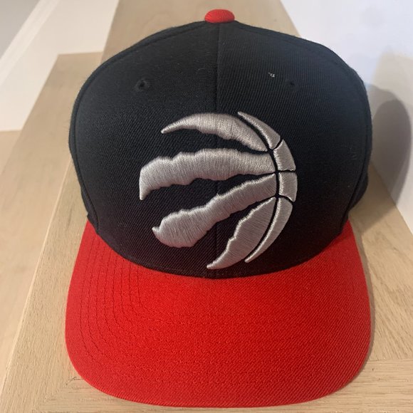 Toronto Raptors Snapback Black and Red Mitchell & Ness Hat - Picture 1 of 5